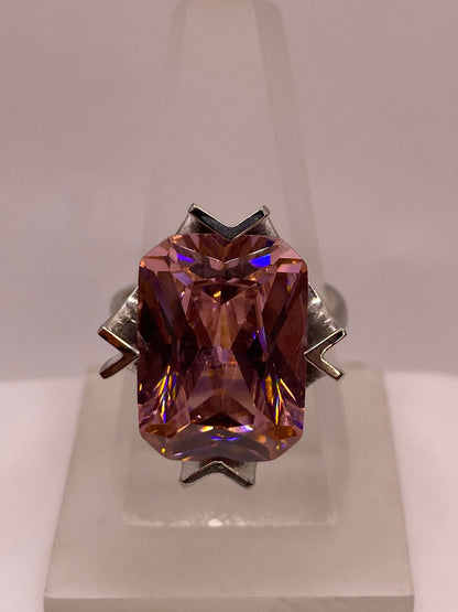 Anillo Ajustable de Plata Ley 925 con Zirconia Rosa Diseño Moderno, vista lateral