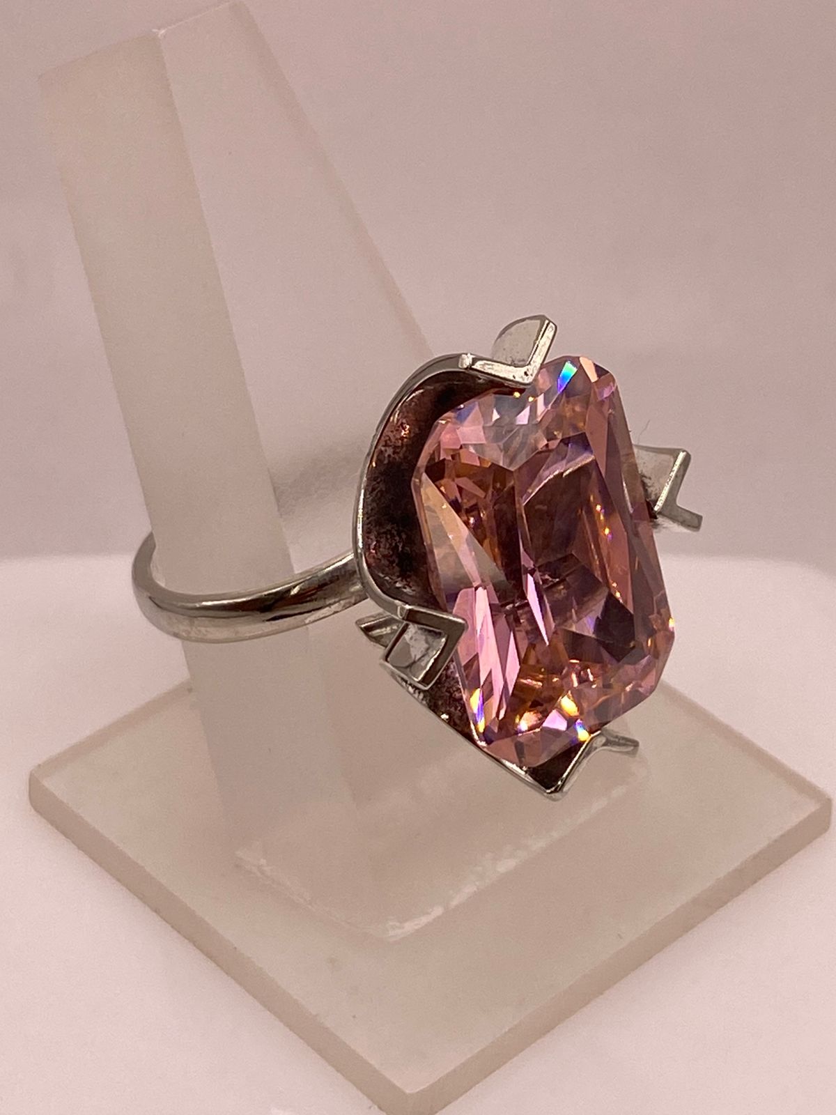 Anillo Ajustable de Plata Ley 925 con Zirconia Rosa Diseño Moderno, vista frontal