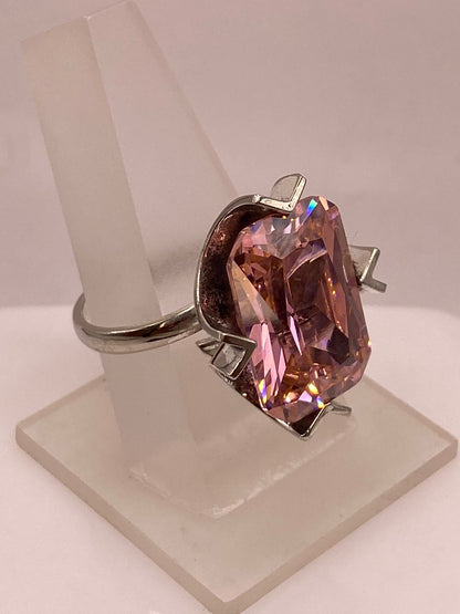 Anillo Ajustable de Plata Ley 925 con Zirconia Rosa Diseño Moderno, vista frontal