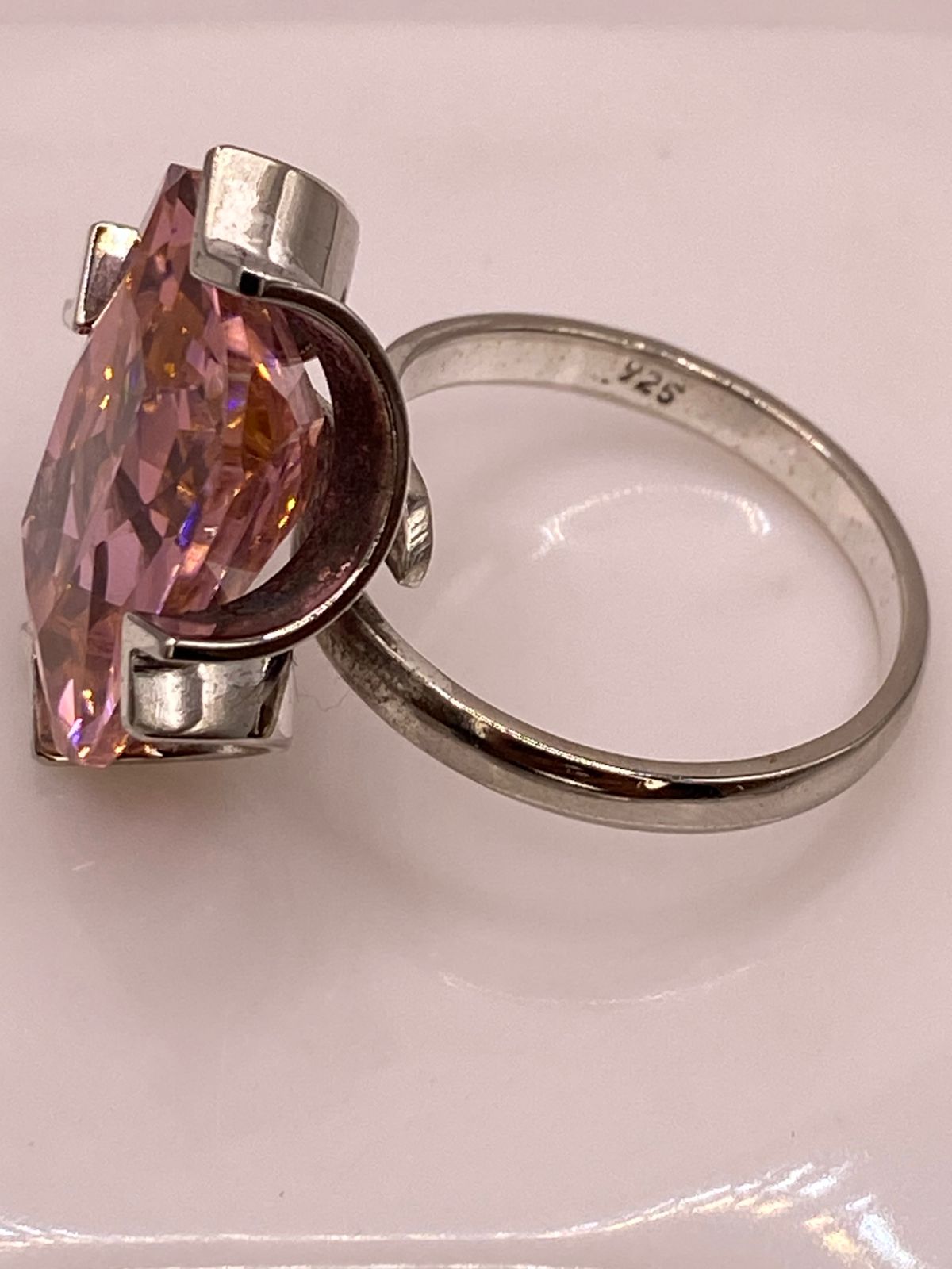 Anillo Ajustable de Plata Ley 925 con Zirconia Rosa Diseño Moderno, sello de autenticidad Plata Ley .925