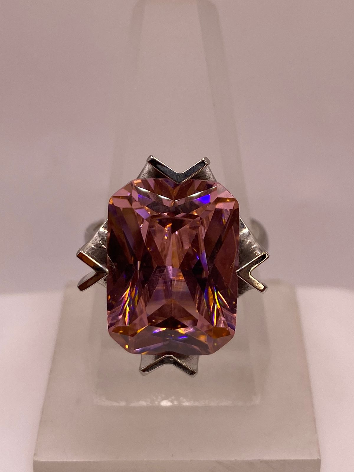 Anillo Ajustable de Plata Ley 925 con Zirconia Rosa Diseño Moderno, vista superior