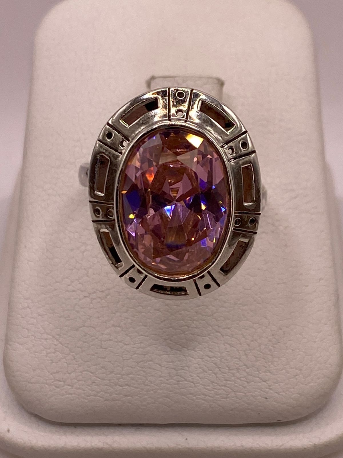 Anillo Ajustable de Plata Ley 925 con Zirconia Rosa Ovalada — detalle de acabado