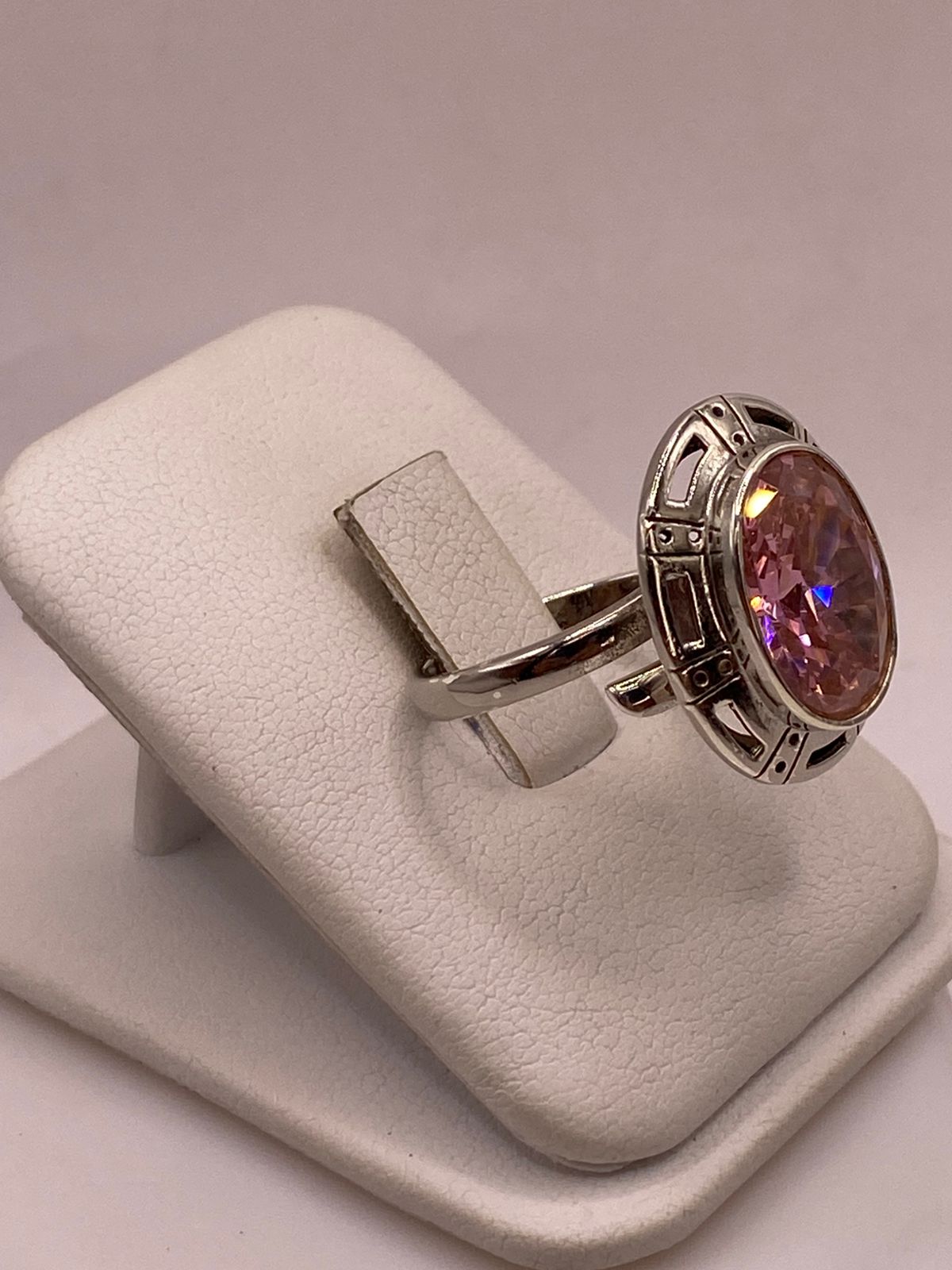 Anillo Ajustable de Plata Ley 925 con Zirconia Rosa Ovalada, vista lateral