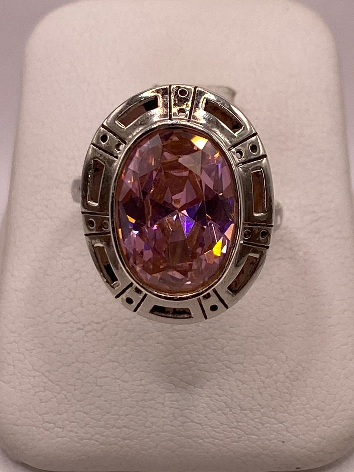 Anillo Ajustable de Plata Ley 925 con Zirconia Rosa Ovalada, vista frontal