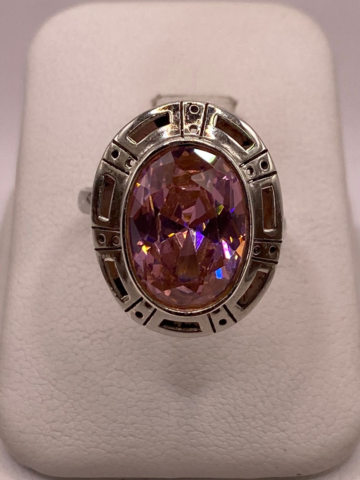 Anillo Ajustable de Plata Ley 925 con Zirconia Rosa Ovalada, vista de detalle