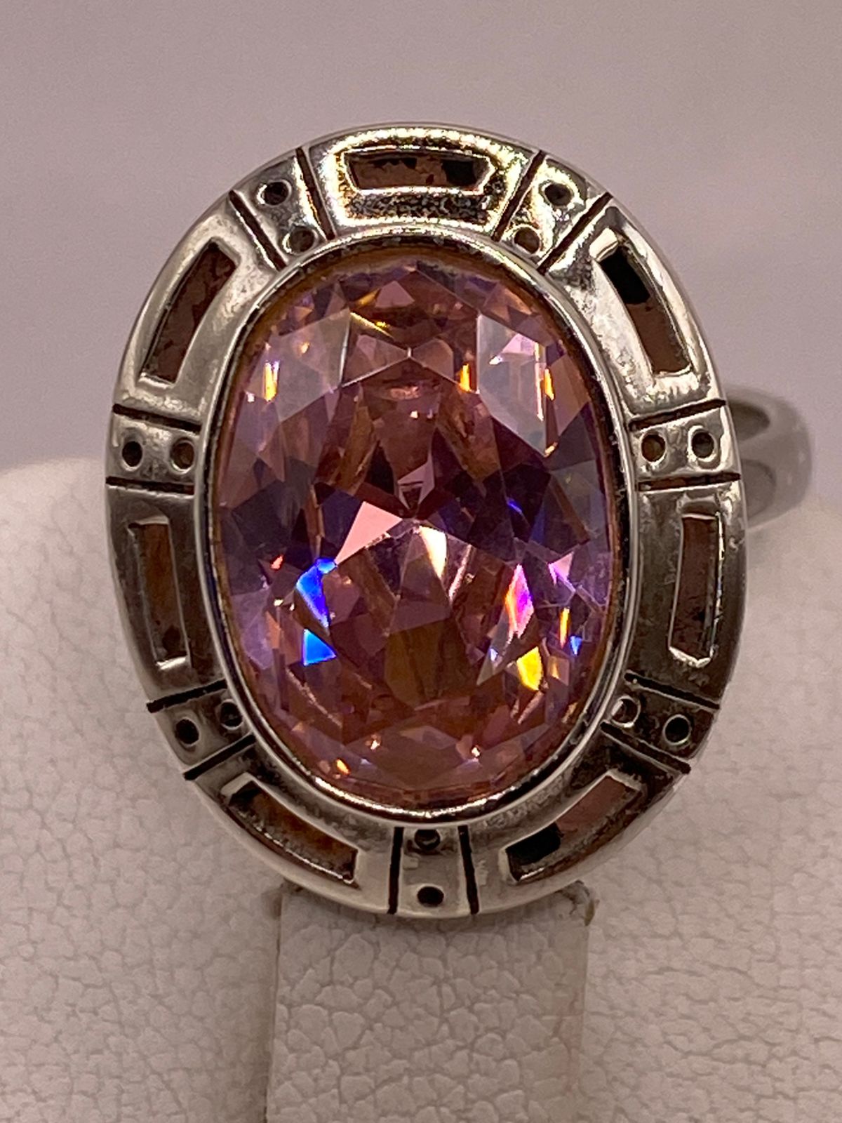 Anillo Ajustable de Plata Ley 925 con Zirconia Rosa Ovalada, vista posterior
