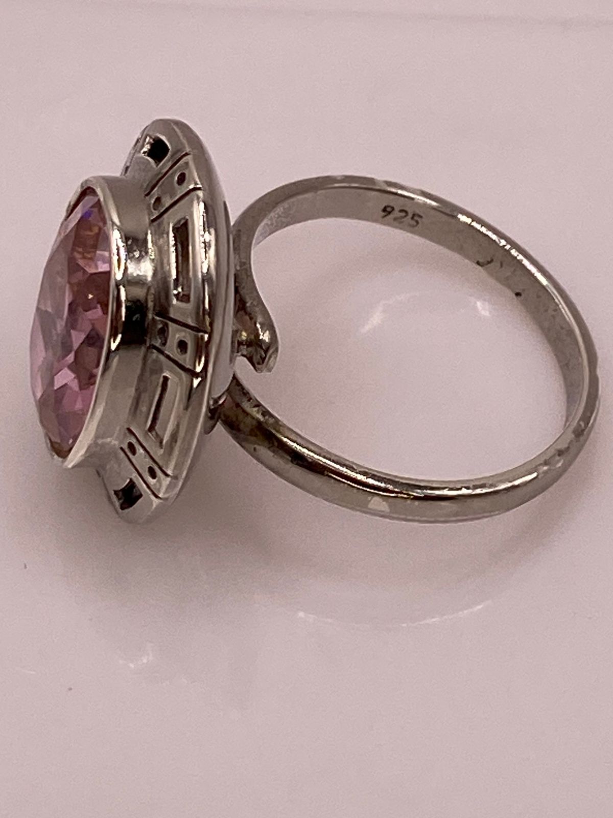 Anillo Ajustable de Plata Ley 925 con Zirconia Rosa Ovalada, sello de autenticidad Plata Ley .925