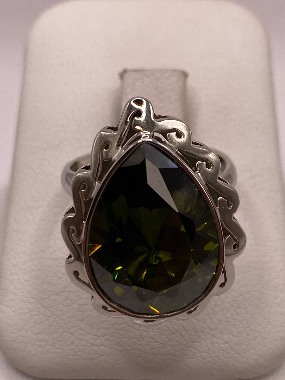 Anillo Ajustable de Plata Ley 925 con Zirconia Verde Olivo en Forma de Gota, vista lateral