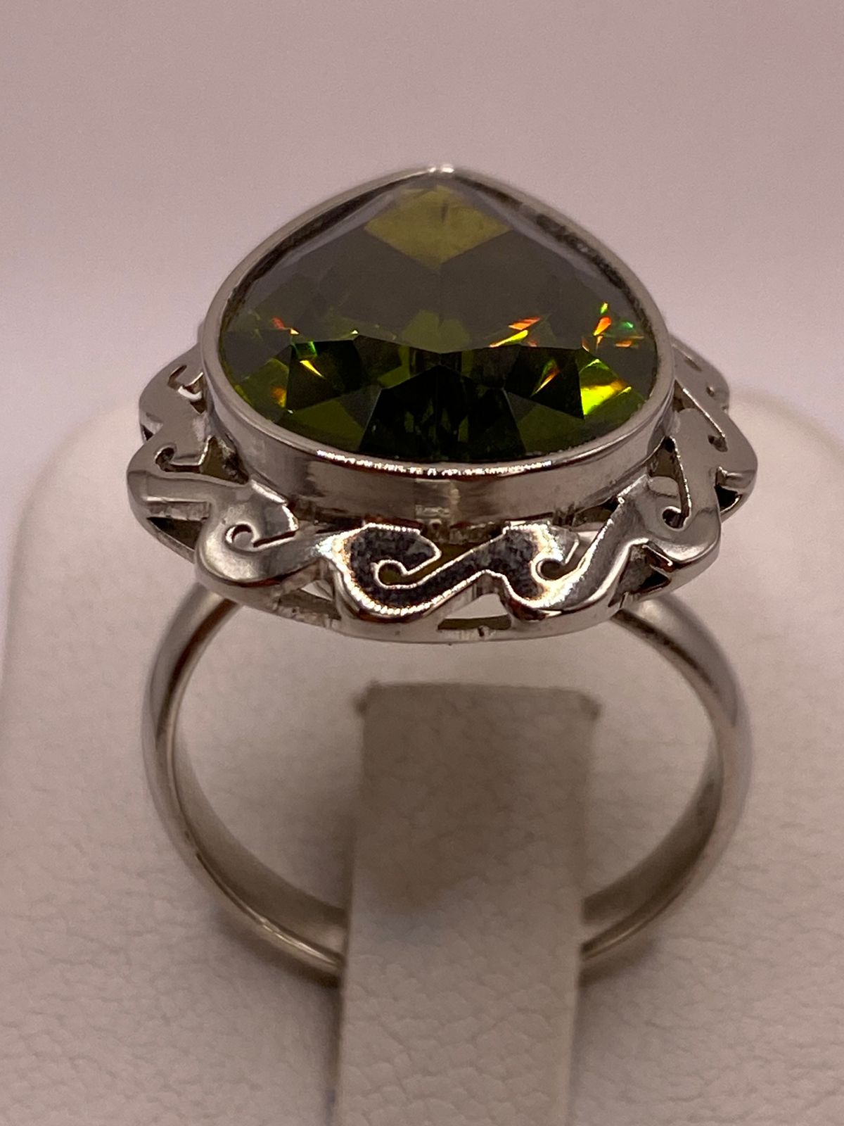 Anillo Ajustable de Plata Ley 925 con Zirconia Verde Olivo en Forma de Gota, vista de detalle