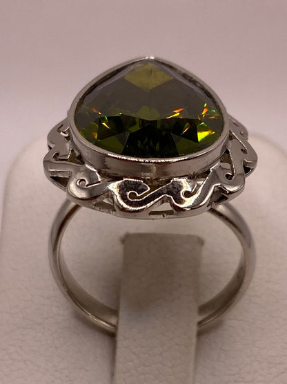 Anillo Ajustable de Plata Ley 925 con Zirconia Verde Olivo en Forma de Gota, vista de detalle