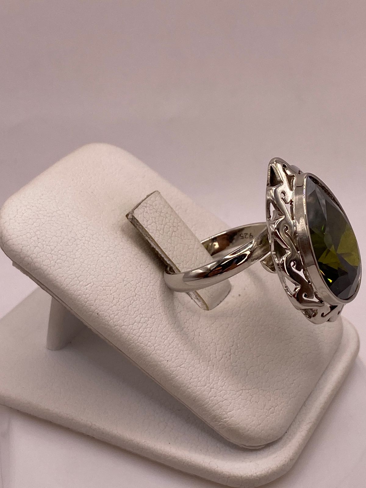 Anillo Ajustable de Plata Ley 925 con Zirconia Verde Olivo en Forma de Gota, vista frontal