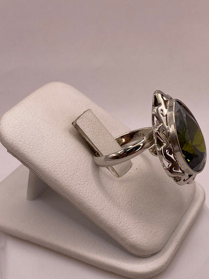 Anillo Ajustable de Plata Ley 925 con Zirconia Verde Olivo en Forma de Gota, vista frontal