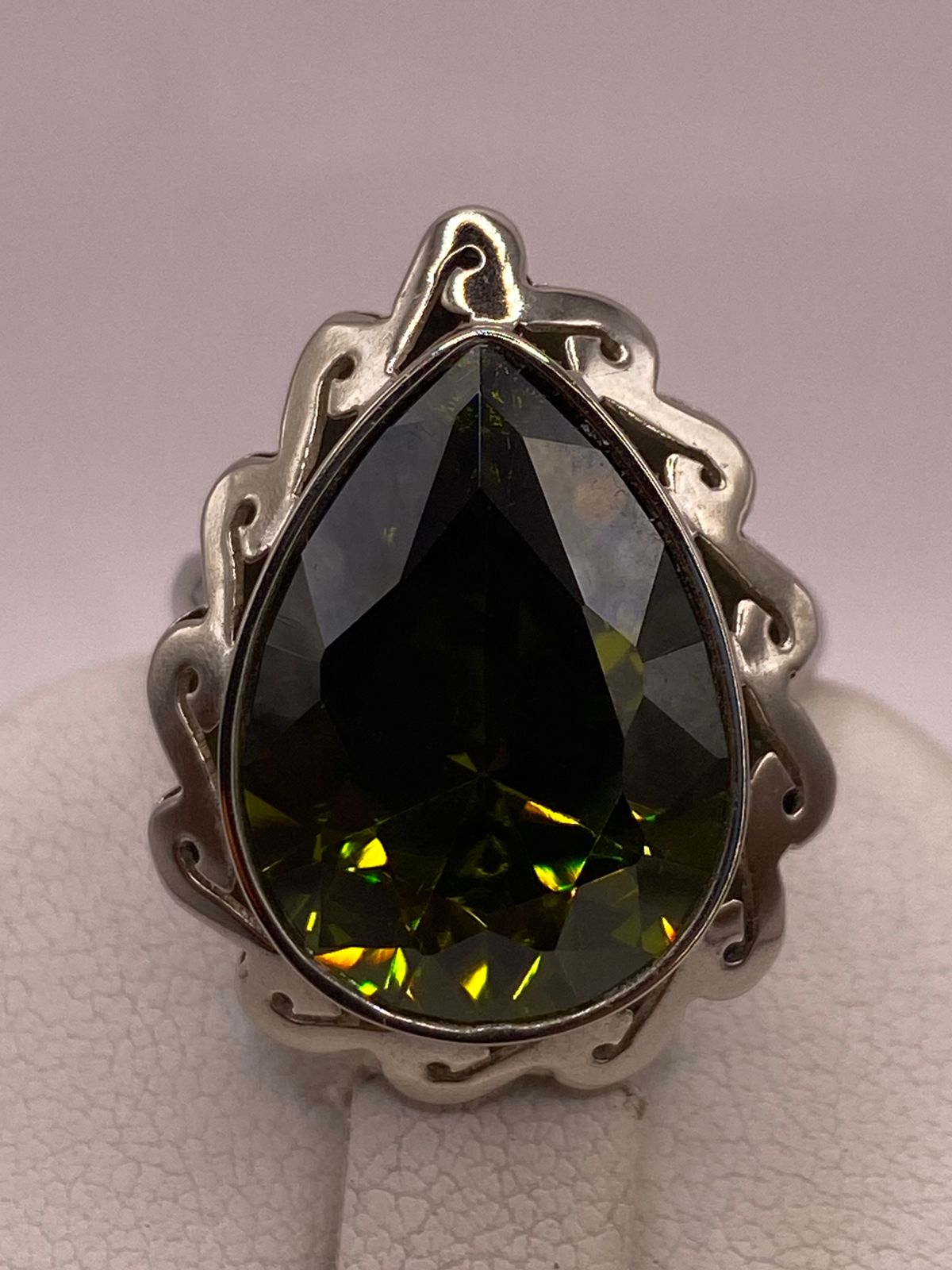 Anillo Ajustable de Plata Ley 925 con Zirconia Verde Olivo en Forma de Gota, vista superior