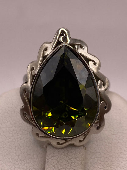 Anillo Ajustable de Plata Ley 925 con Zirconia Verde Olivo en Forma de Gota, vista superior