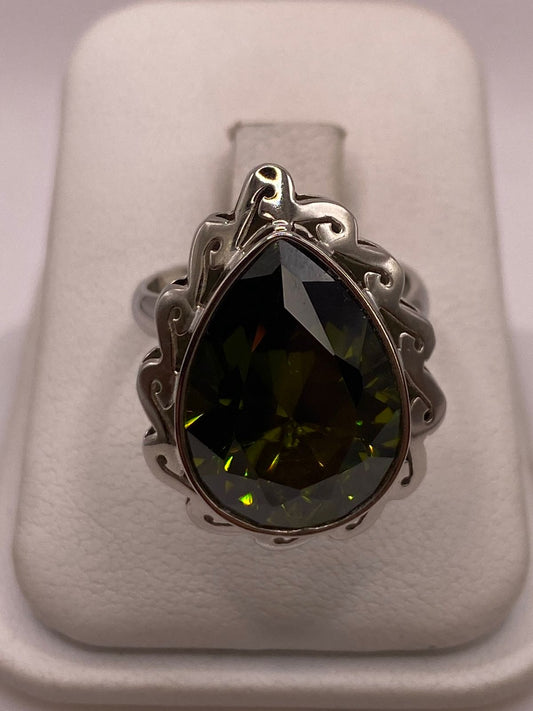 Anillo Ajustable de Plata Ley 925 con Zirconia Verde Olivo en Forma de Gota en báscula mostrando peso