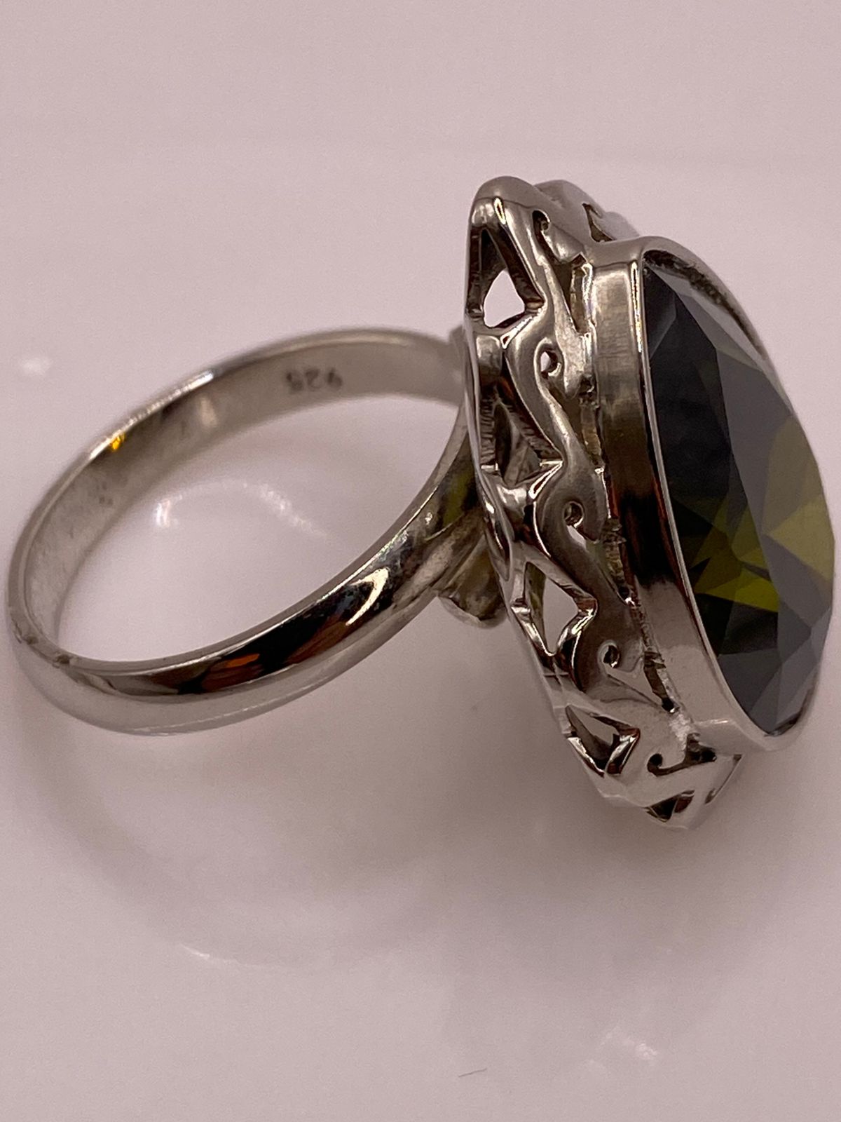 Anillo Ajustable de Plata Ley 925 con Zirconia Verde Olivo en Forma de Gota, sello de autenticidad Plata Ley .925