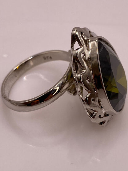 Anillo Ajustable de Plata Ley 925 con Zirconia Verde Olivo en Forma de Gota, sello de autenticidad Plata Ley .925