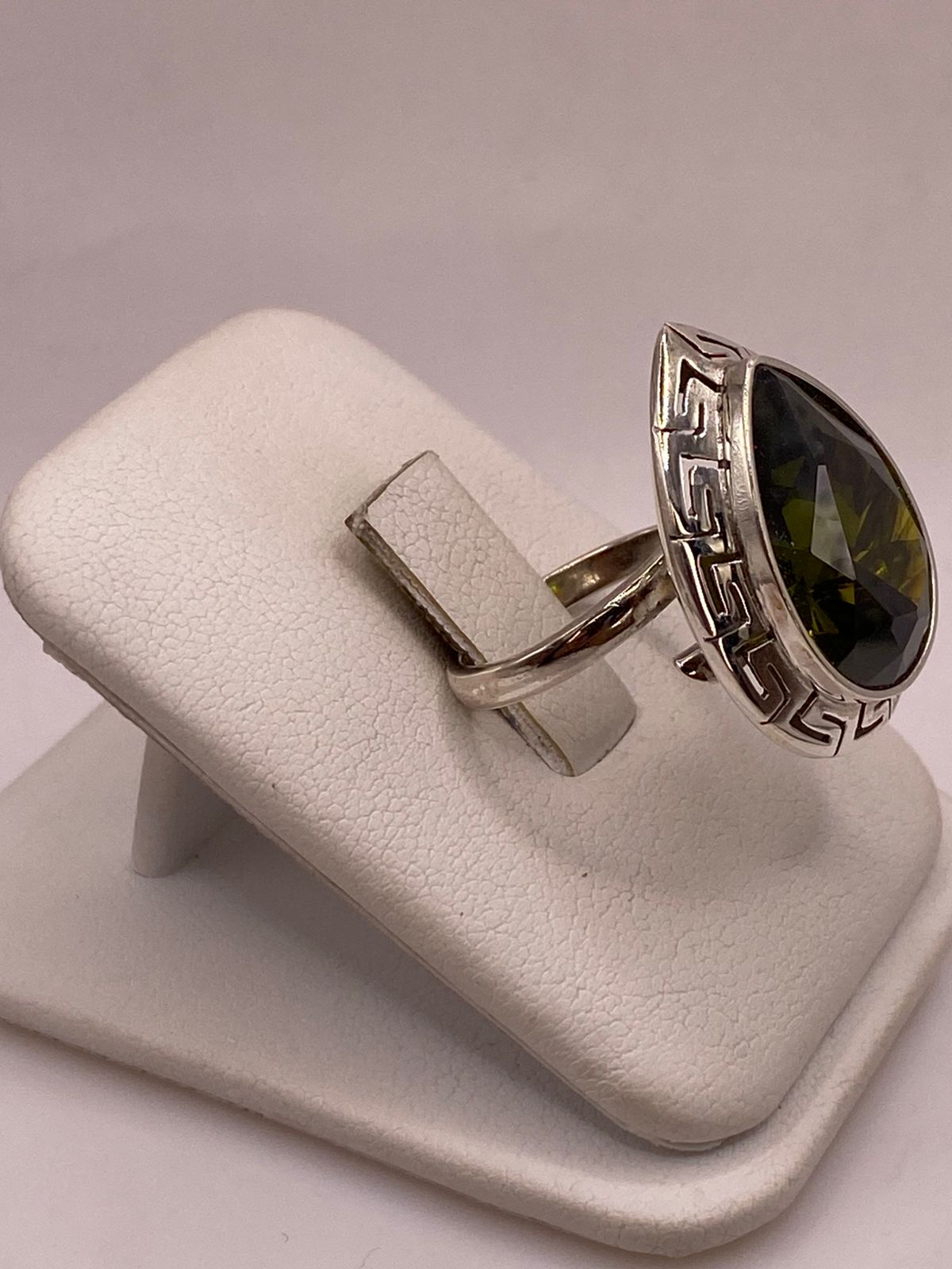 Anillo Ajustable de Plata Ley 925 con Zirconia Verde Olivo en Forma de Gota, vista de detalle