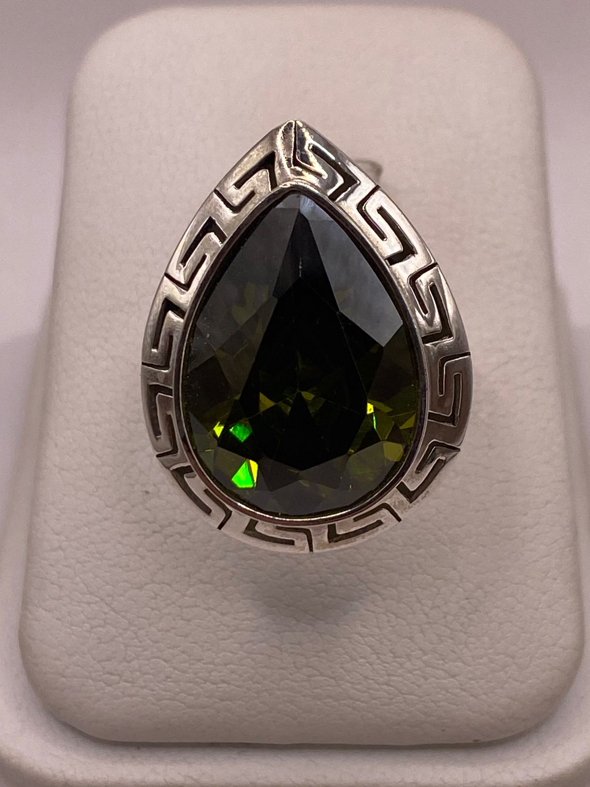 Anillo Ajustable de Plata Ley 925 con Zirconia Verde Olivo en Forma de Gota, vista frontal