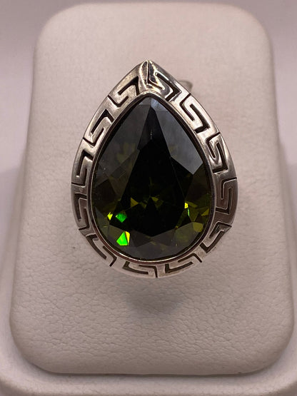 Anillo Ajustable de Plata Ley 925 con Zirconia Verde Olivo en Forma de Gota, vista frontal