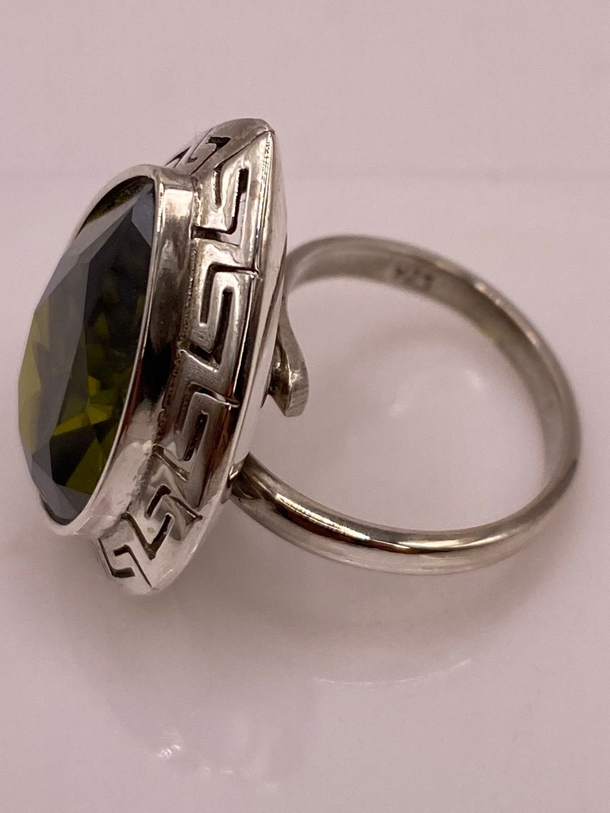 Anillo Ajustable de Plata Ley 925 con Zirconia Verde Olivo en Forma de Gota, sello de autenticidad Plata Ley .925