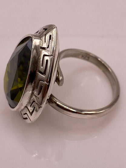 Anillo Ajustable de Plata Ley 925 con Zirconia Verde Olivo en Forma de Gota, sello de autenticidad Plata Ley .925