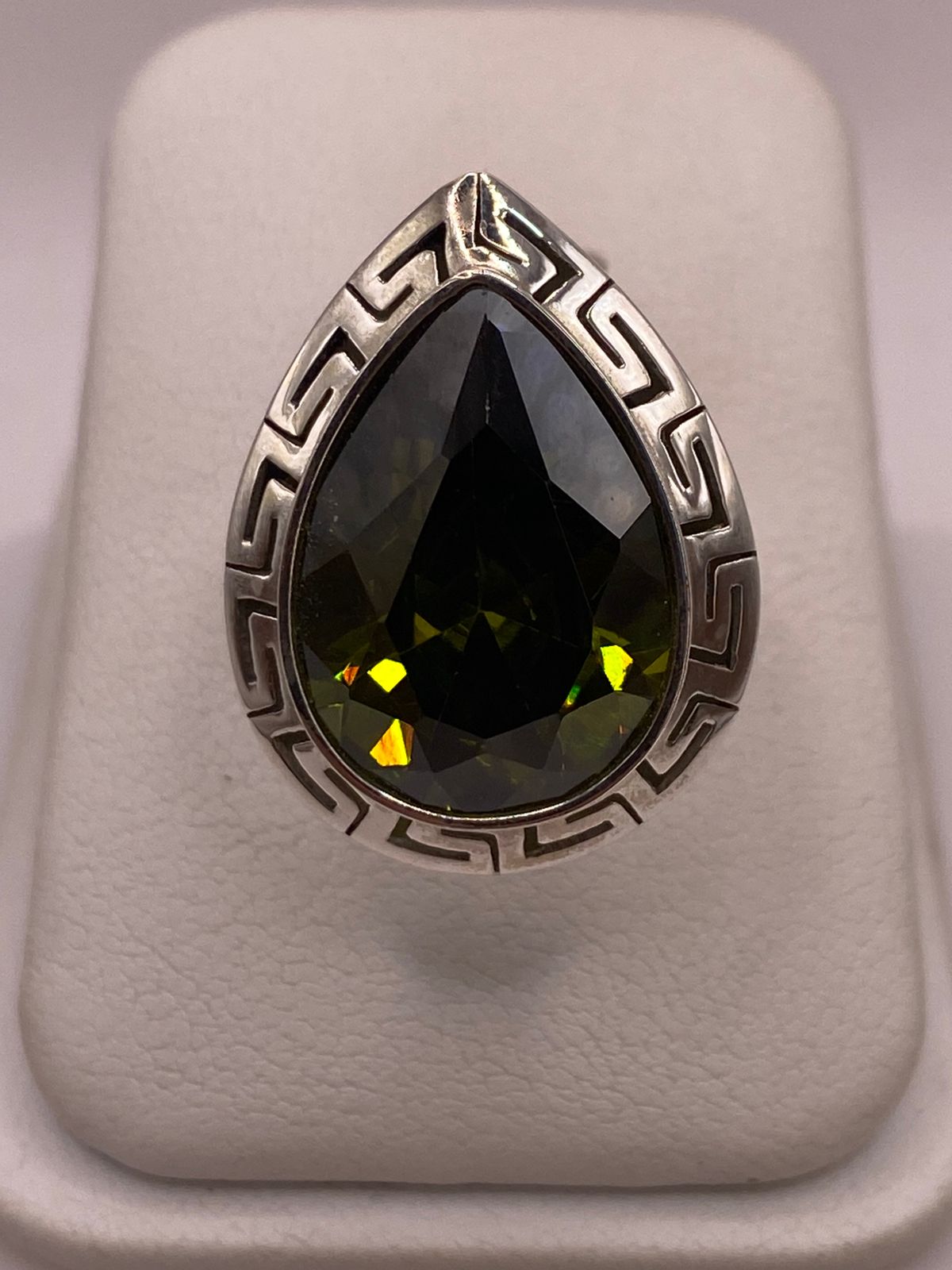 Anillo Ajustable de Plata Ley 925 con Zirconia Verde Olivo en Forma de Gota, vista superior