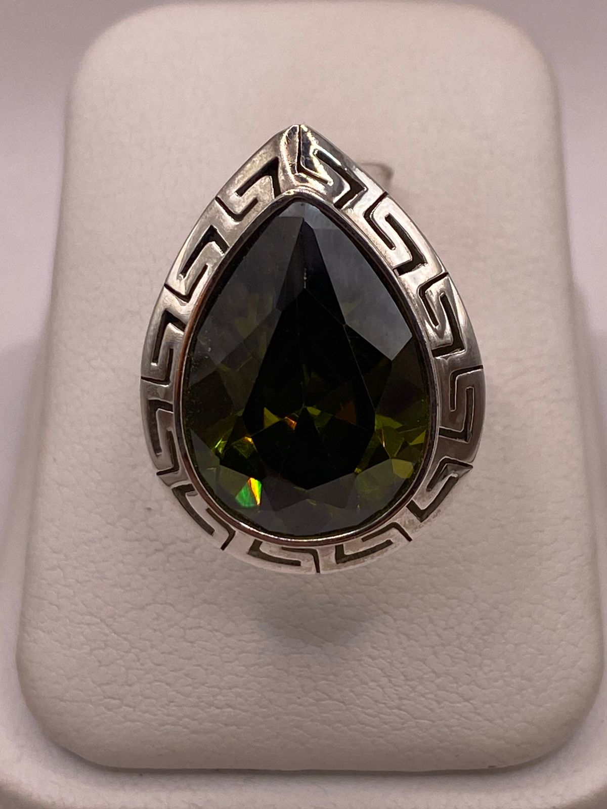 Anillo Ajustable de Plata Ley 925 con Zirconia Verde Olivo en Forma de Gota, vista posterior