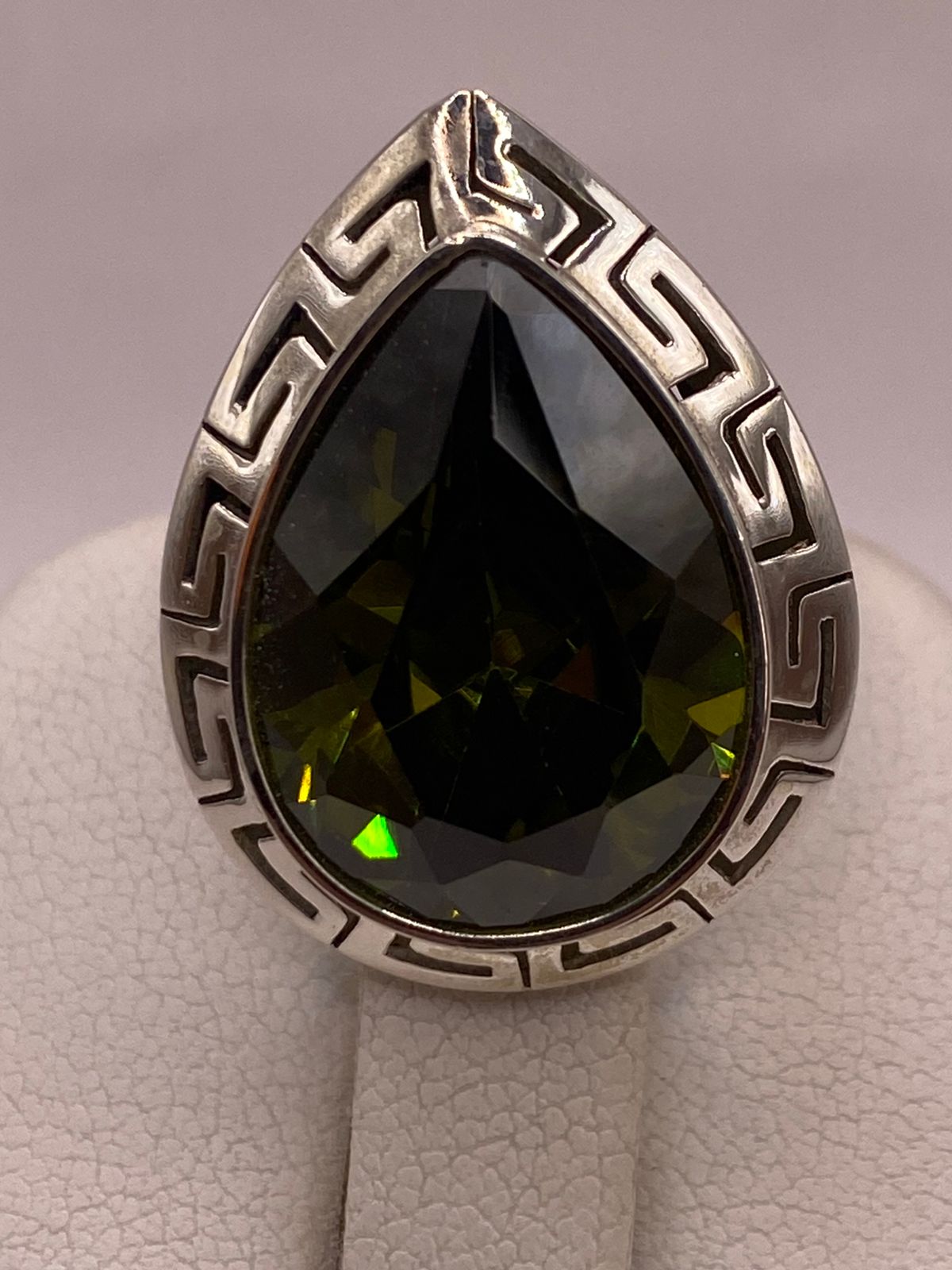 Anillo Ajustable de Plata Ley 925 con Zirconia Verde Olivo en Forma de Gota