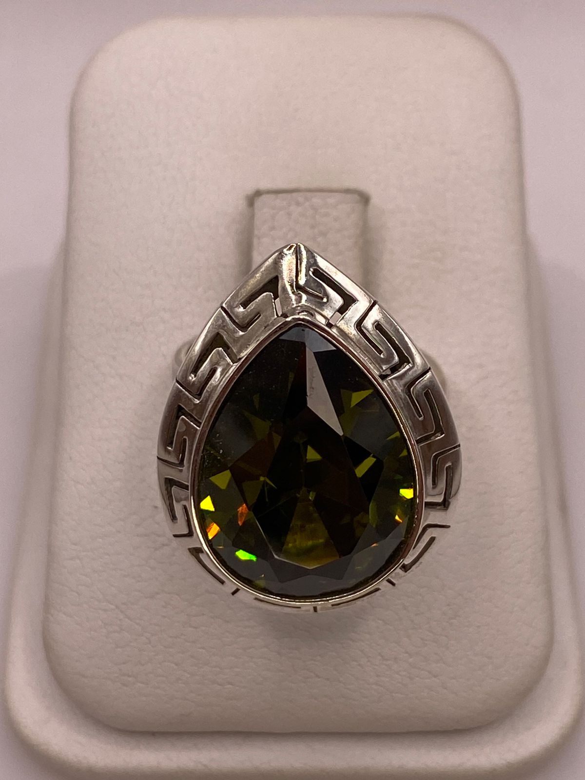 Anillo Ajustable de Plata Ley 925 con Zirconia Verde Olivo en Forma de Gota, vista lateral