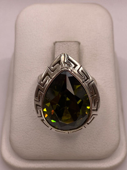 Anillo Ajustable de Plata Ley 925 con Zirconia Verde Olivo en Forma de Gota, vista lateral