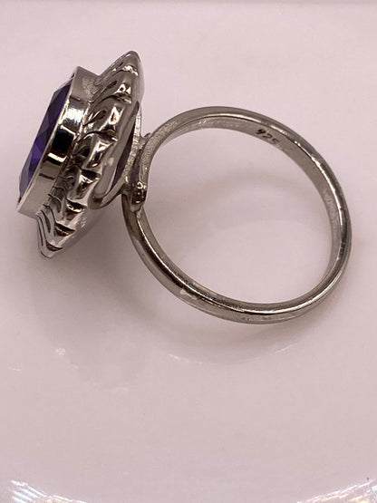 Anillo Ajustable de Plata Ley 925 con Zirconia Violeta Ovalada, sello de autenticidad Plata Ley .925