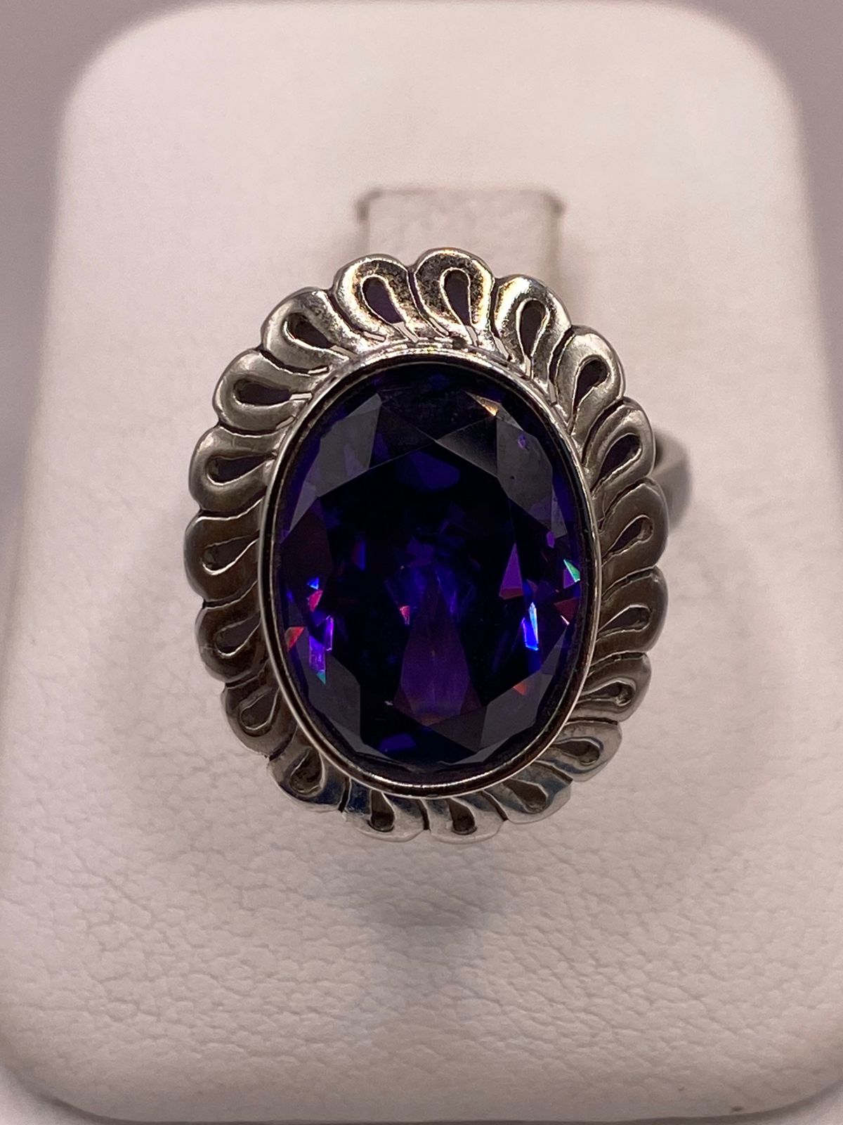Anillo Ajustable de Plata Ley 925 con Zirconia Violeta Ovalada en báscula mostrando peso