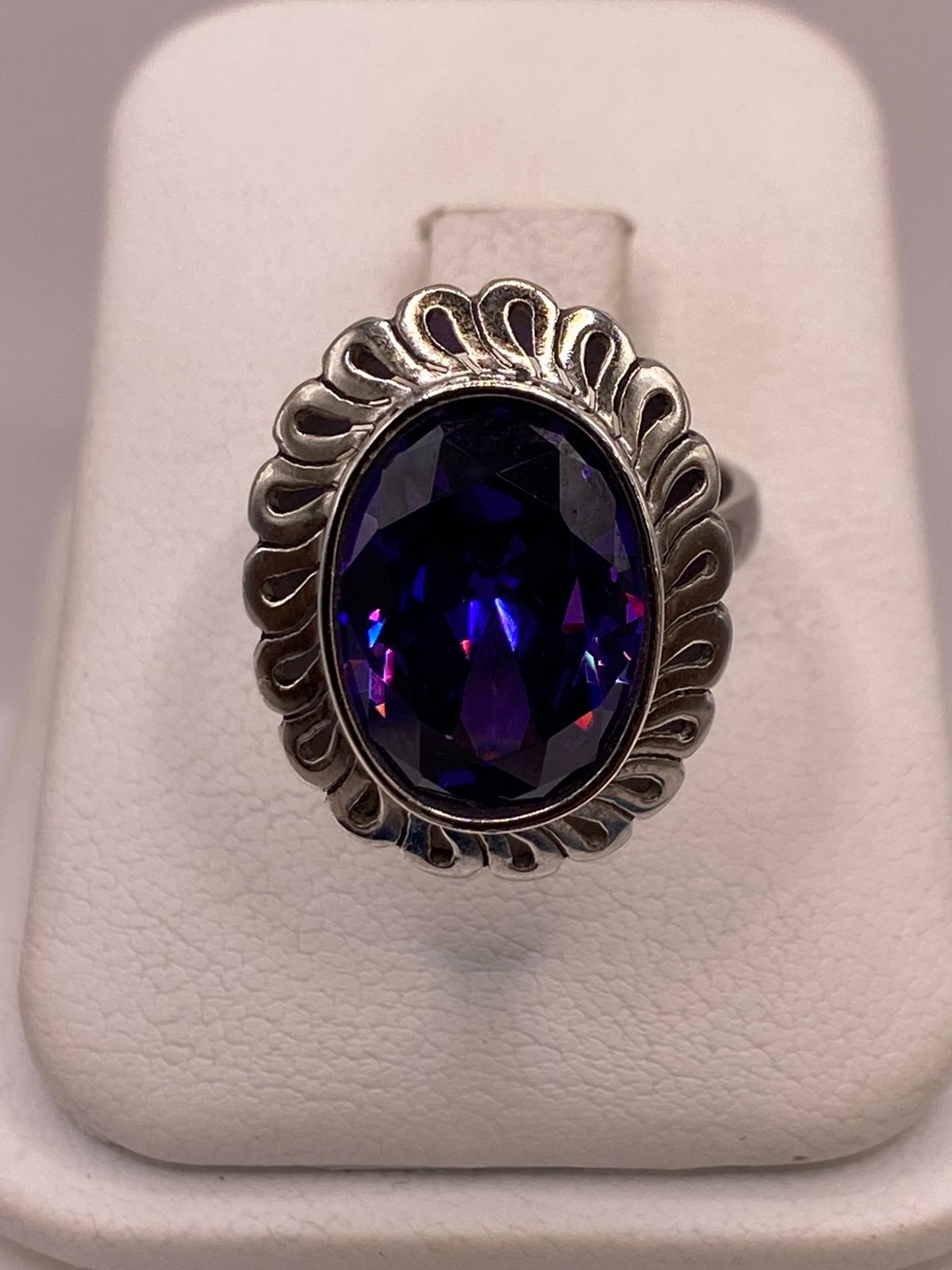Anillo Ajustable de Plata Ley 925 con Zirconia Violeta Ovalada, vista frontal