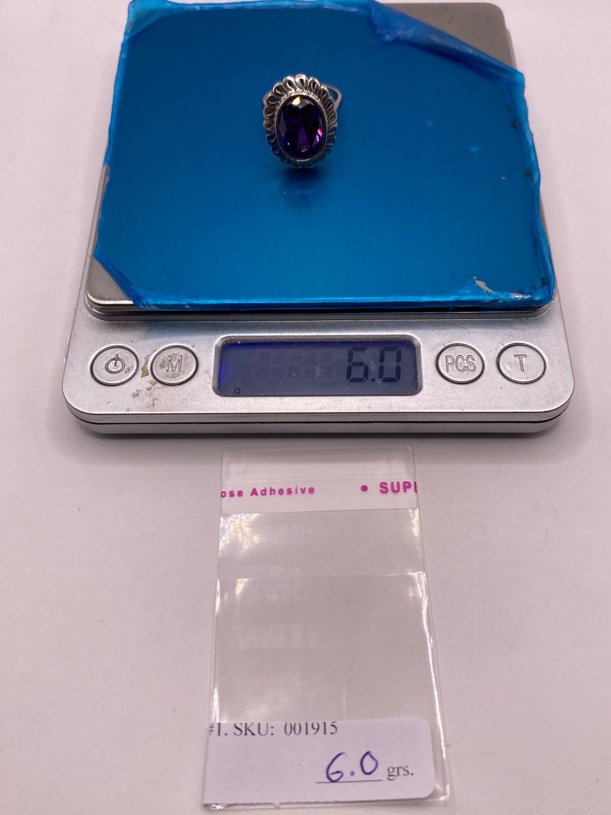Anillo Ajustable de Plata Ley 925 con Zirconia Violeta Ovalada, peso en gramos (báscula)