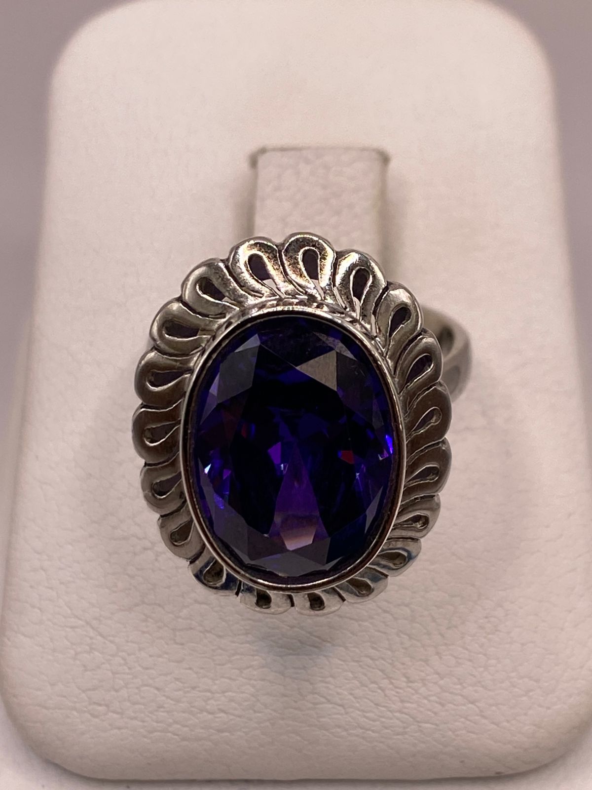 Anillo Ajustable de Plata Ley 925 con Zirconia Violeta Ovalada, vista de detalle