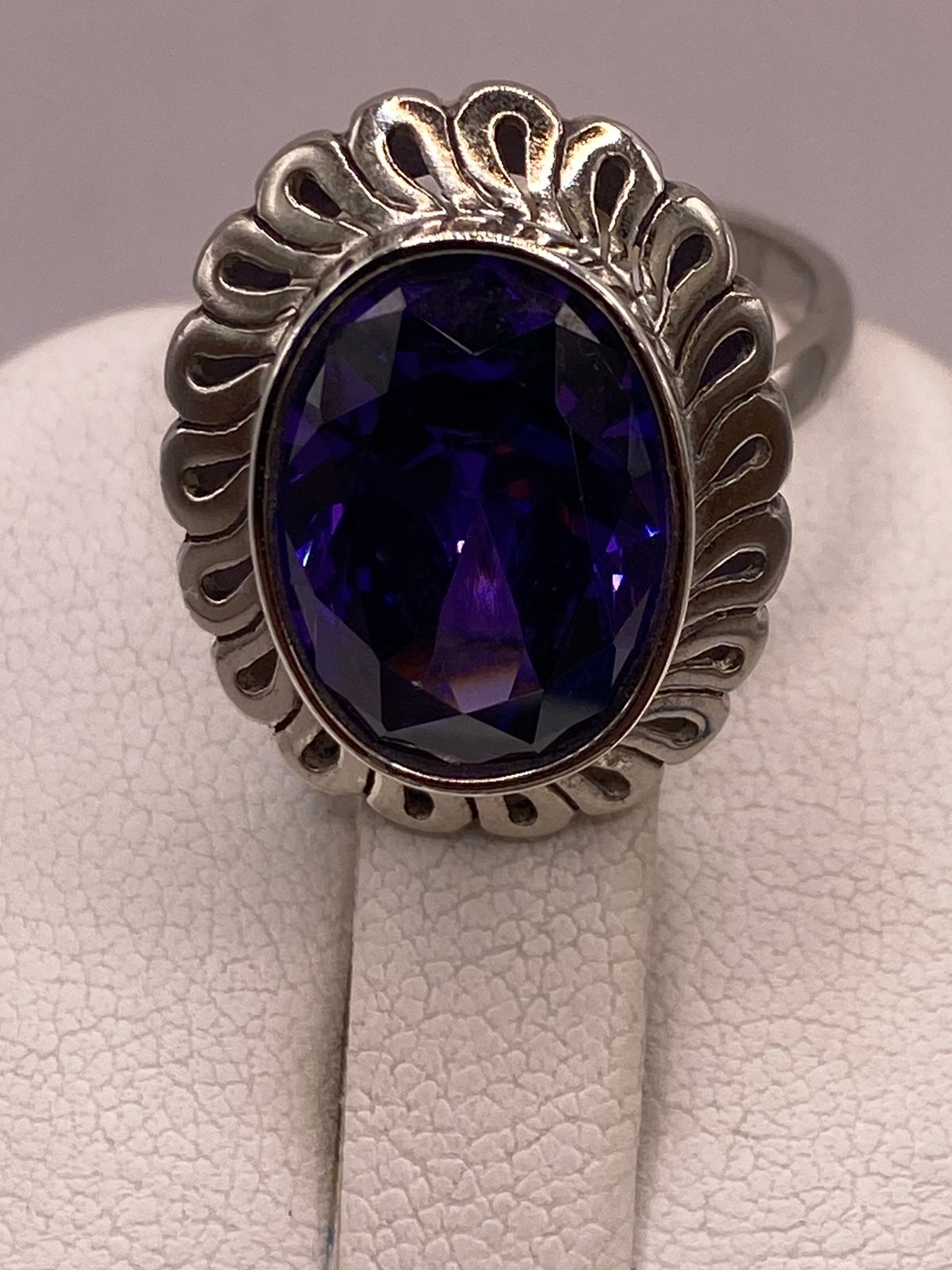 Anillo Ajustable de Plata Ley 925 con Zirconia Violeta Ovalada, vista superior