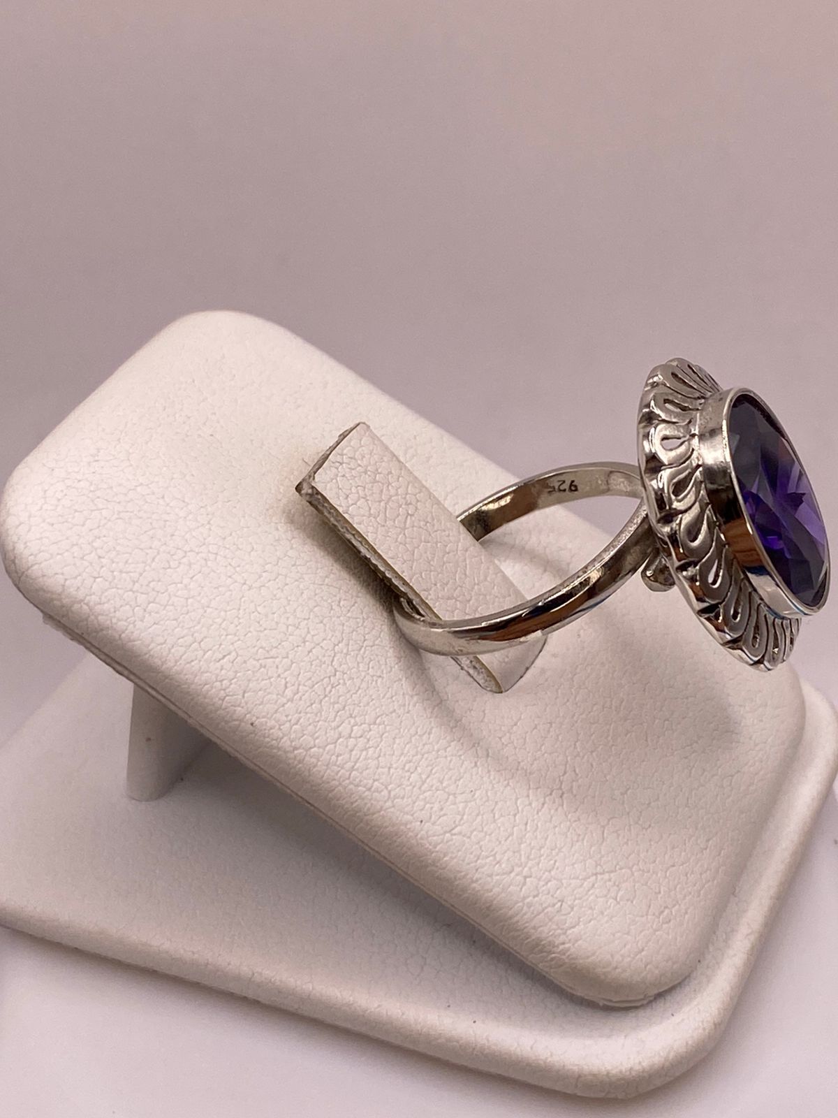 Anillo Ajustable de Plata Ley 925 con Zirconia Violeta Ovalada, vista lateral