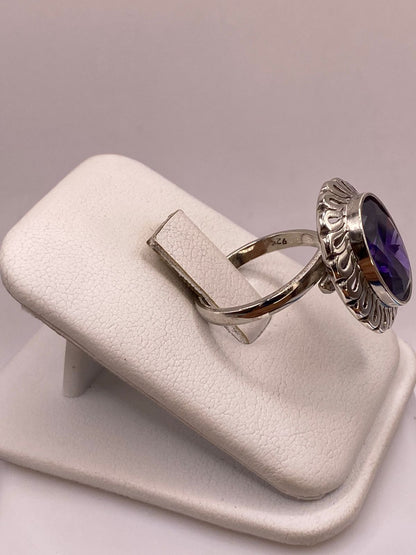 Anillo Ajustable de Plata Ley 925 con Zirconia Violeta Ovalada, vista lateral