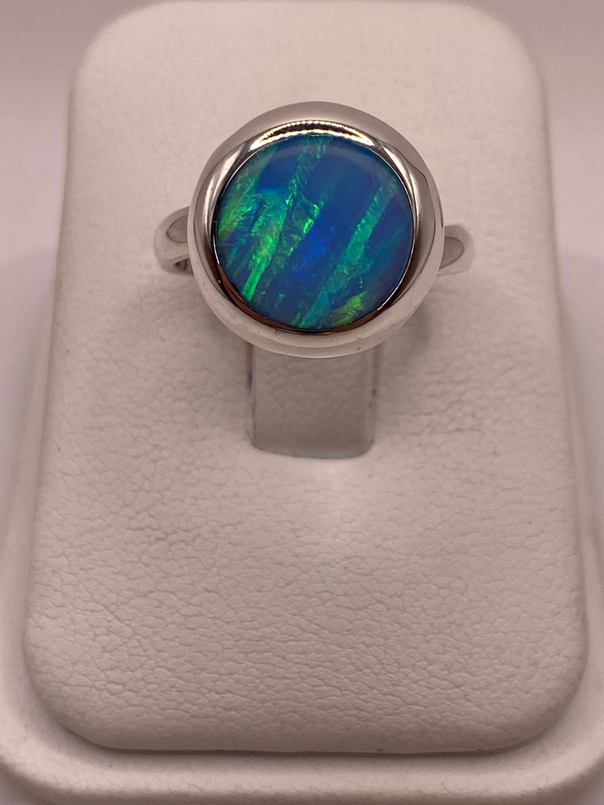 Anillo Ajustable de Plata .925 con Ópalo de Fuego Azul-verde Diseño Moderno — ángulo diagonal