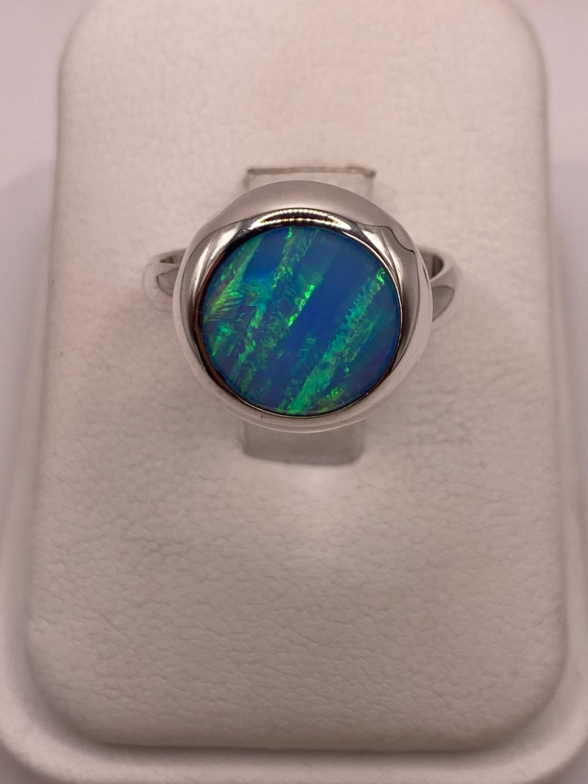 Anillo Ajustable de Plata .925 con Ópalo de Fuego Azul-verde Diseño Moderno, vista frontal