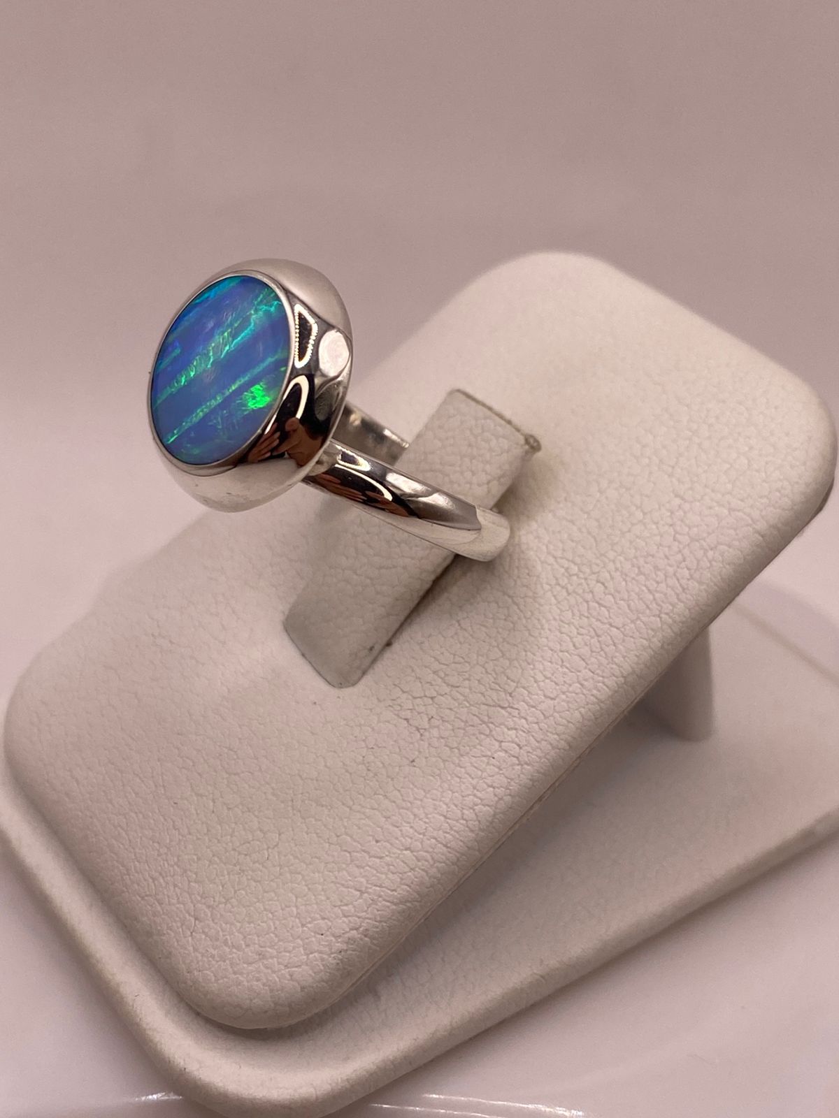 Anillo Ajustable de Plata .925 con Ópalo de Fuego Azul-verde Diseño Moderno, vista lateral