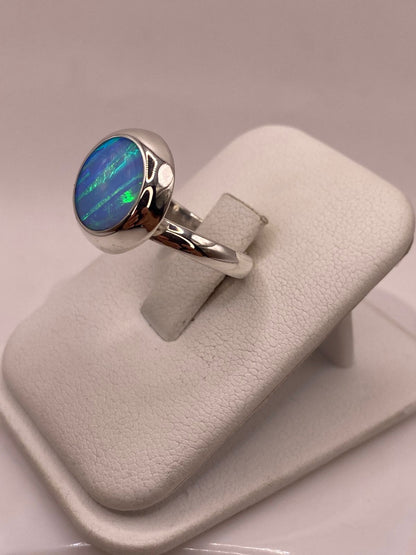 Anillo Ajustable de Plata .925 con Ópalo de Fuego Azul-verde Diseño Moderno, vista lateral
