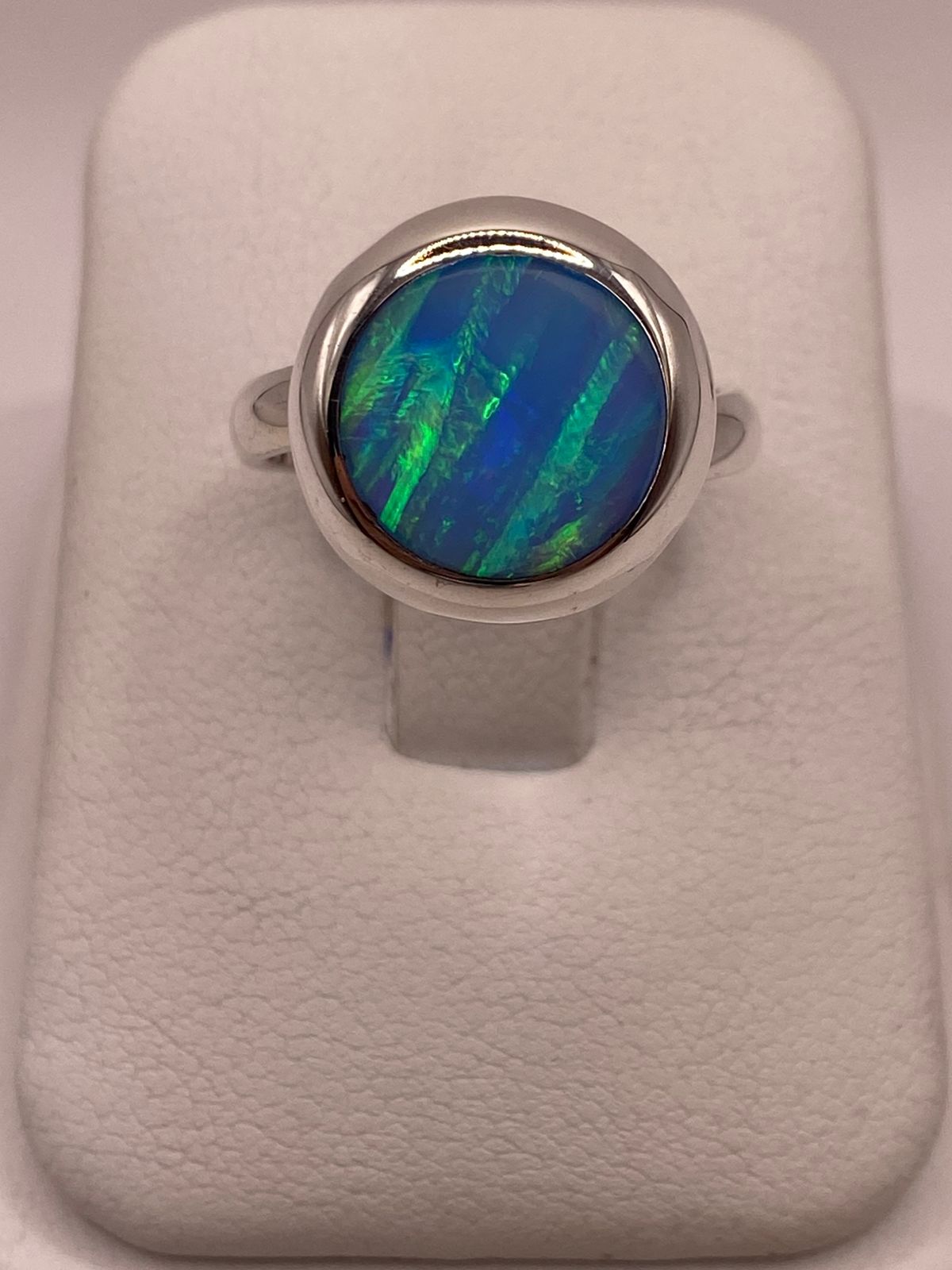 Anillo Ajustable de Plata .925 con Ópalo de Fuego Azul-verde Diseño Moderno, vista de detalle