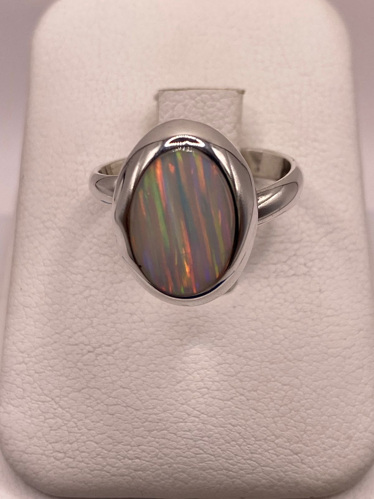 Anillo Ajustable de Plata .925 con Ópalo de Fuego Ovalado Diseño Elegante, vista de detalle
