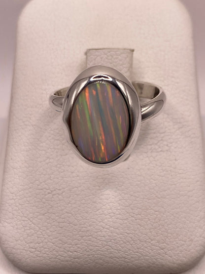 Anillo Ajustable de Plata .925 con Ópalo de Fuego Ovalado Diseño Elegante, vista de detalle