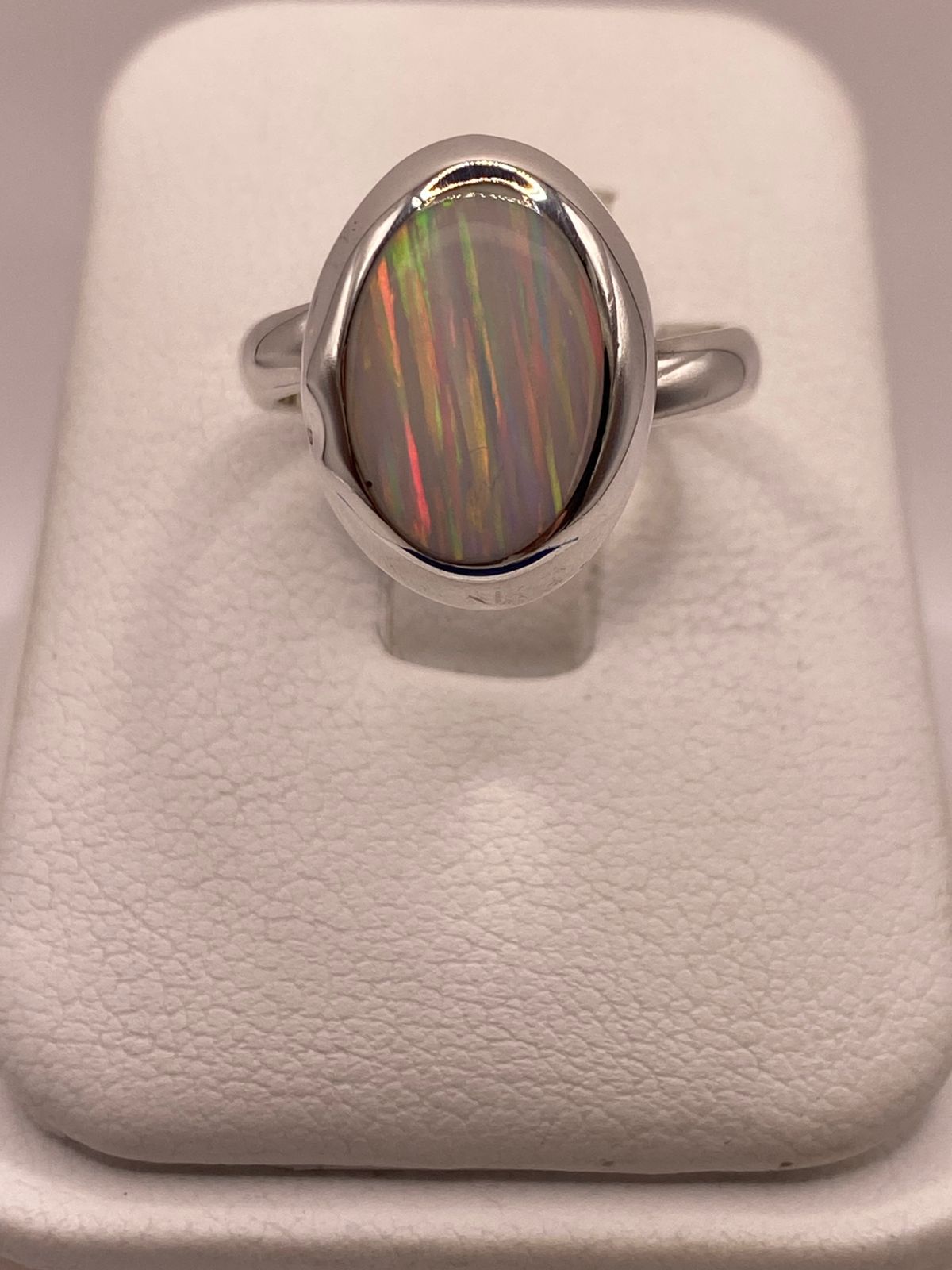 Anillo Ajustable de Plata .925 con Ópalo de Fuego Ovalado Diseño Elegante, vista frontal