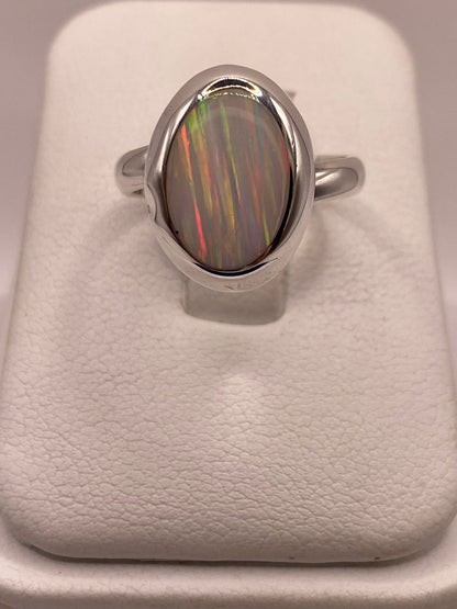Anillo Ajustable de Plata .925 con Ópalo de Fuego Ovalado Diseño Elegante, vista frontal