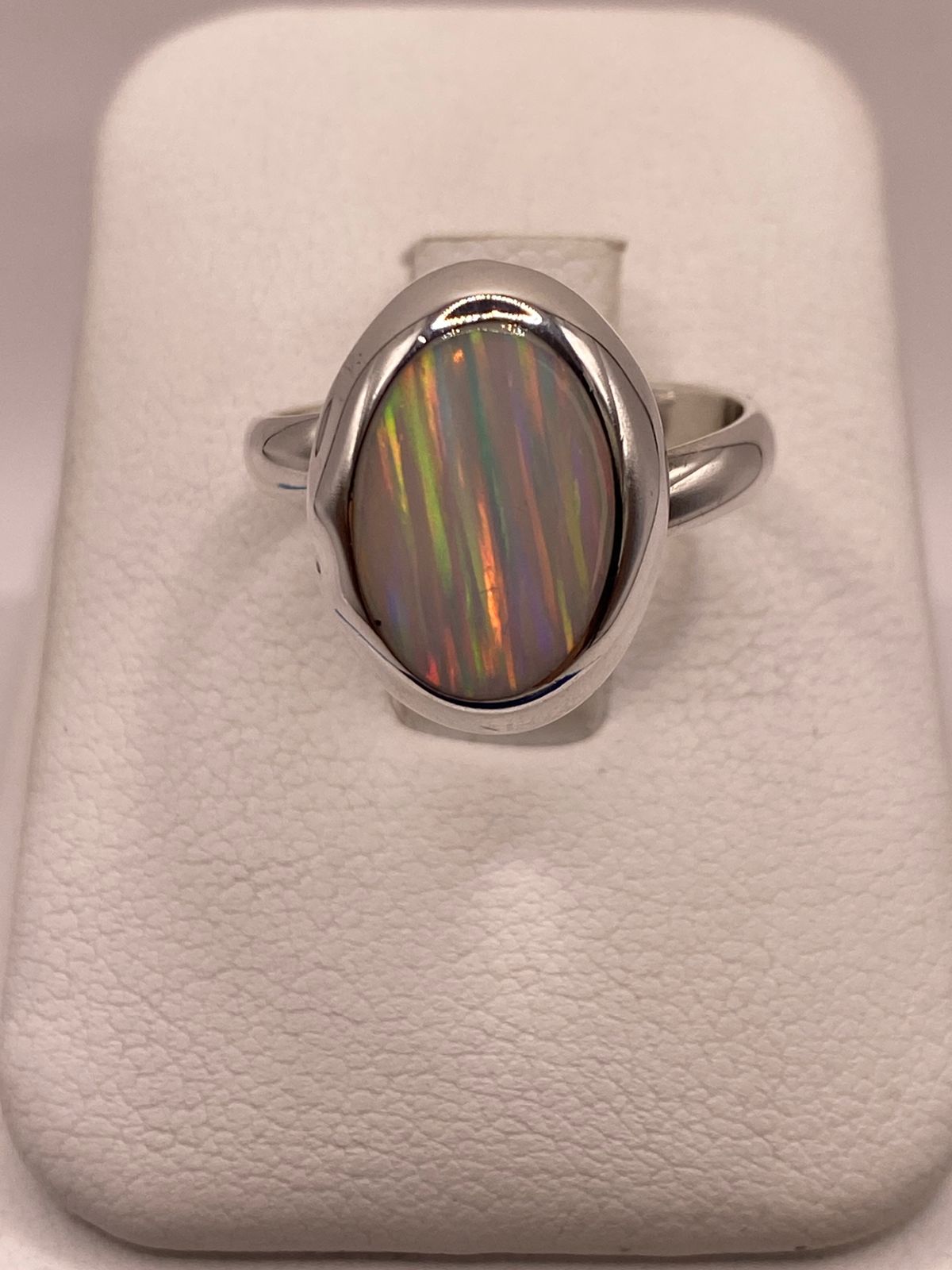 Anillo Ajustable de Plata .925 con Ópalo de Fuego Ovalado Diseño Elegante en báscula mostrando peso