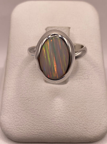 Anillo Ajustable de Plata .925 con Ópalo de Fuego Ovalado Diseño Elegante en báscula mostrando peso